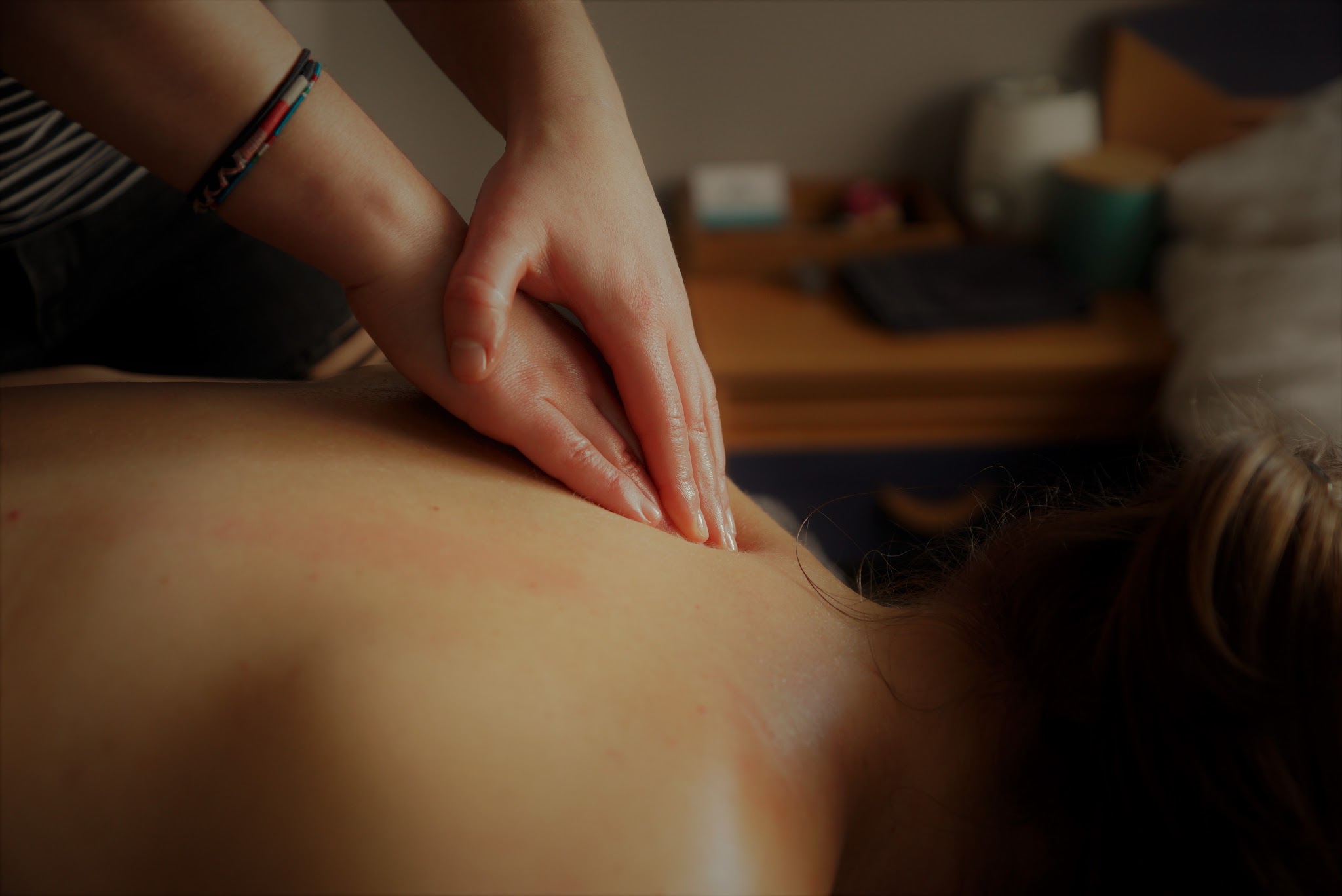 Rugmassage met olie op de massagetafel